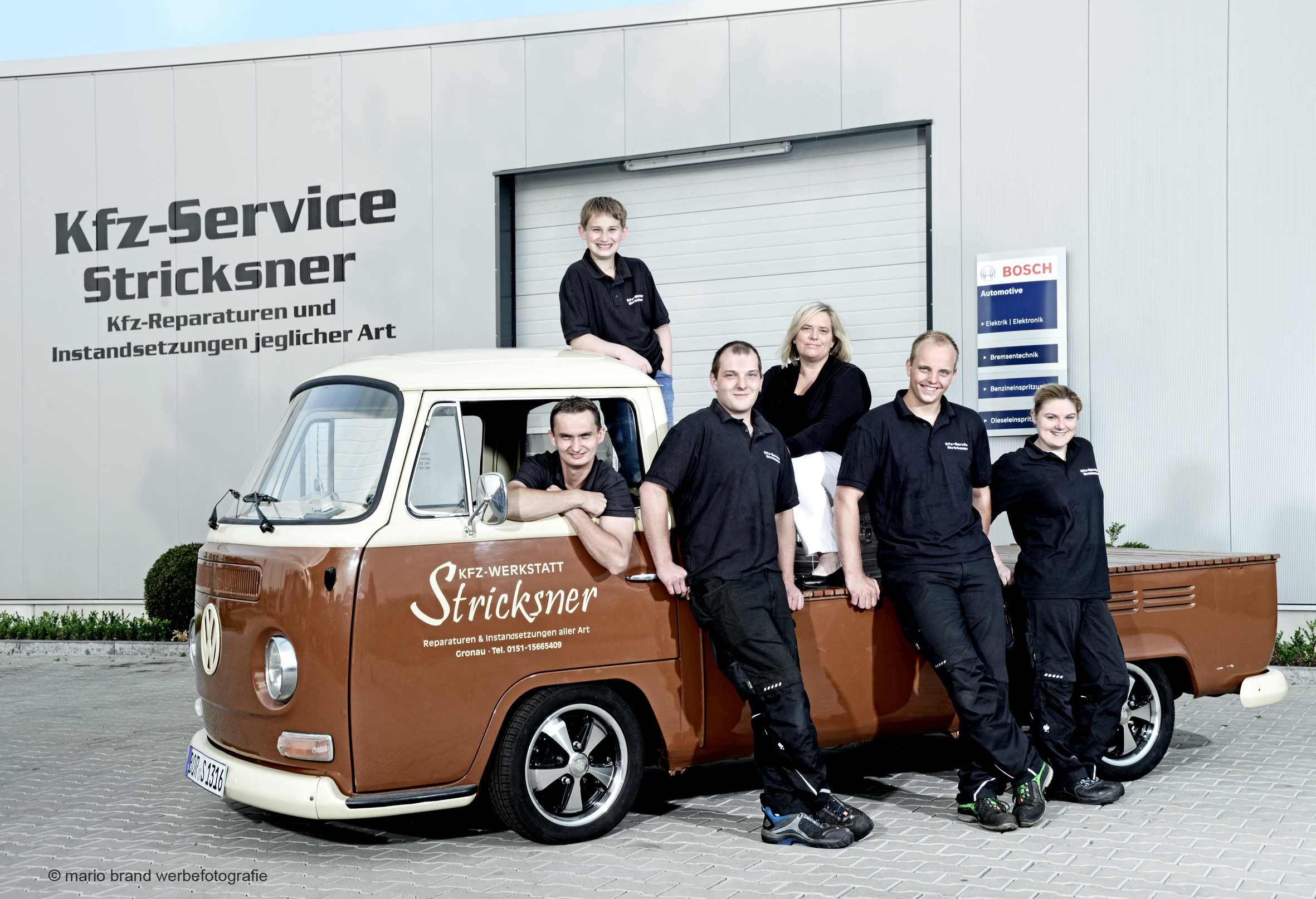 Historisches Teamfoto von Kfz-Service Stricksner vor der Werkstatt
